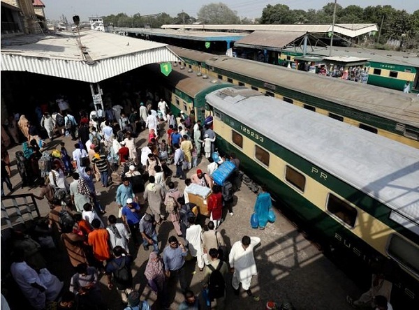 باكستان تعلق خدمة القطارات مع الهند